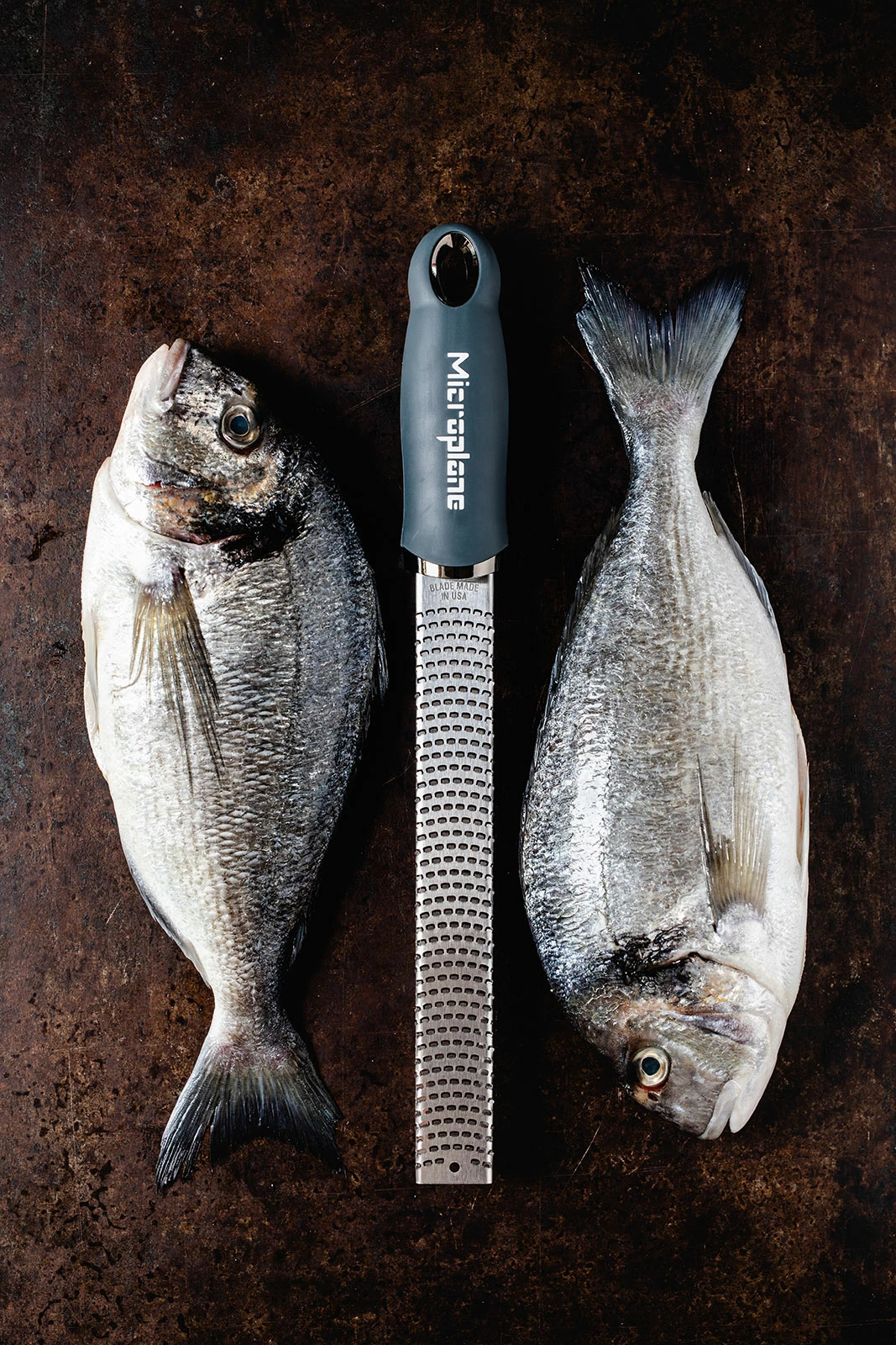 Zesterreiben & Zestenreißer Microplane Premium Classic Reibe Zester Anthrazit Grau 2 Zesterreiben & Zestenreißer Microplane Premium Classic Reibe Zester Anthrazit Grau – Bild 2