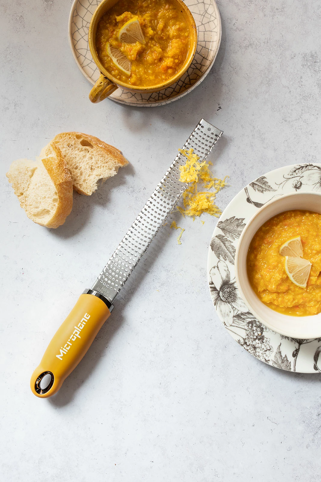 Zesterreiben & Zestenreißer Microplane Premium Classic Reibe Zester Senfgelb 5 Zesterreiben & Zestenreißer Microplane Premium Classic Reibe Zester Senfgelb – Bild 5